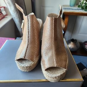 Women's Brand New Kenneth Cole wedge Espadrilles Size 7M, color cream metallic